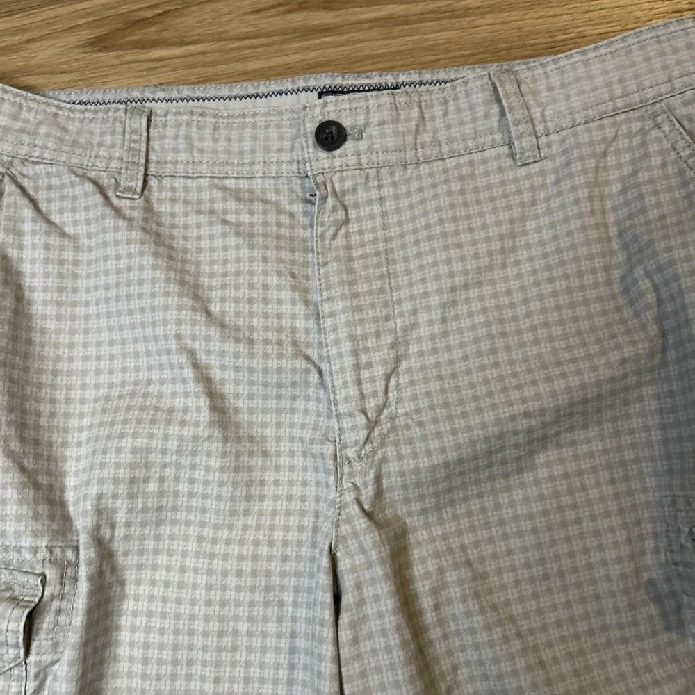 Izod  Men's White And Gray Cargo Shorts Size 34 Made In Bangladesh
